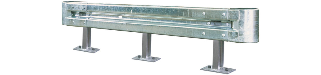 Aufnahme von einem 1-holmigen Schutzplanken-Set mit 3 IPE-Pfosten